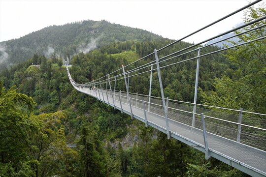 Highline 179 - Die mit 406 m l&auml;ngste H&auml;ngebr&uuml;cke &Ouml;sterreichs verbindet die Burgruine Ehrenstein mit dem Fort Clausen 114m &uuml;ber der Fernpassstra&szlig;e. Die Traglast ist f&uuml;r  1000 Personen ausreichend.
