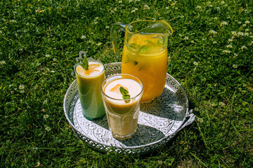 Orangensaft und Mango-Lassi