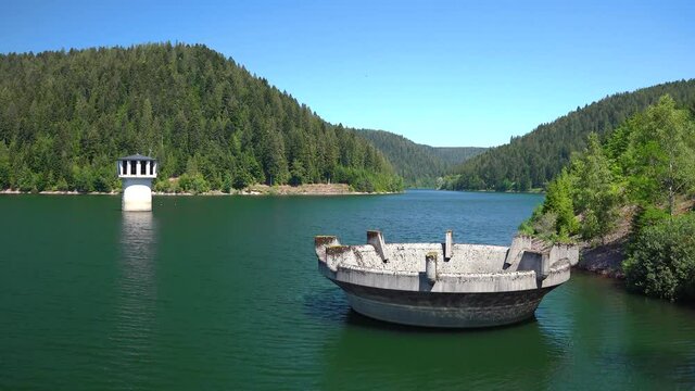 Talsperre Kleine Kinzig bei Alpirsbach im Schwarzwald, Deutschland - Seeblick vom Staudamm auf &Uuml;berlauf und Turm
