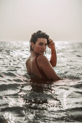 Obraz premium Chica playa bañador verano cadiz sur españa alegre feliz disfrutando de vacaciones libertad joven baño mar agua