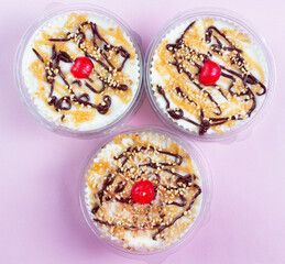 Postres, tres leches con cereza y maní,  fondo rosa