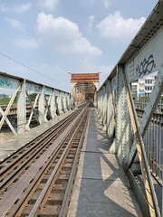 Fototapeta premium Voie ferrée sur un pont à Hanoï, Vietnam
