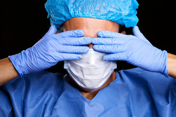 jeune homme beau médecin découragé et triste portant un masque de protection antivirus médical...