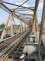 Voie ferrée sur un pont à Hanoï, Vietnam