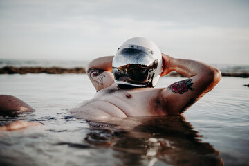Playa agua casco espacial brillante blanco extraterrestre alien ovni vacaciones agua