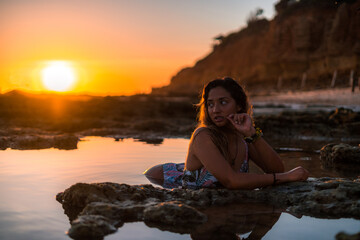 Chica playa calido vacaciones joven feliz disfrutando cadiz sur españa bikini agua mar baño