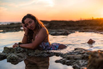 Chica playa calido vacaciones joven feliz disfrutando cadiz sur españa bikini agua mar baño