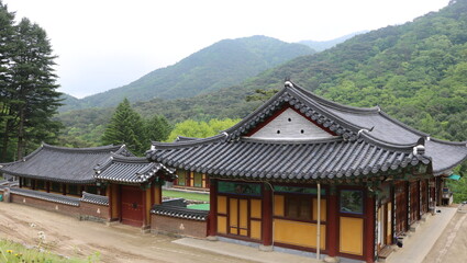 Fototapeta na wymiar chinese temple in the mountains