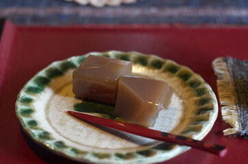 茶屋で食べるようかん（和菓子）