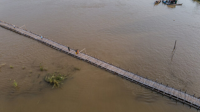 Bamboo bridge from Kampong Cham to Koh Paen