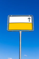 Ortsschild mit Pfeil zur nächsten Ortschaft