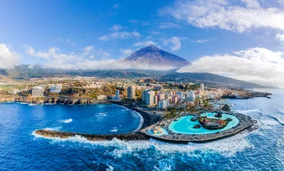 Fotobehang Canarische Eilanden Luchtfoto met Puerto de la Cruz, op de achtergrond Teide-vulkaan, het eiland Tenerife, Spanje