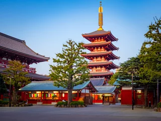 Draagtas Japan. Tokyo. Sights of the Japanese capital. Asakusa temple in Tokyo. Red Buddhist temple against a blue sky. Japanese architecture. Travel to Japan. Tokyo's iconic buildings. © Grispb