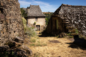 Les rues étroites et les maisons anciennes du village La Vinzelle, Lot, France.