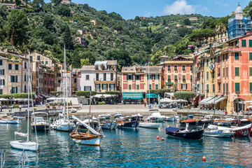 Fototapeta na wymiar the central square of Portofino facing the sea wtih colorful facade