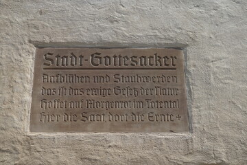 Tafel mit Inschrift am Stadtgottesacker in Halle (Saale)