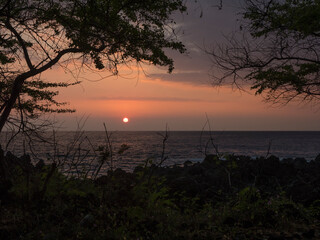 Fototapeta na wymiar A peaceful sunset over the ocean