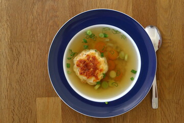 Kaspressknödelsuppe mit Frühlingszwiebeln