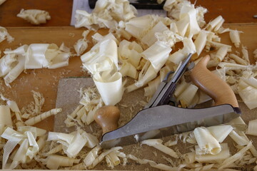 Holzhobel in den Holzspänen