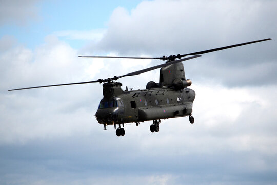 Boeing CH-47 Chinook, military Helicopter 