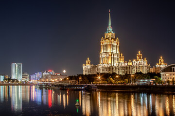 Fototapeta premium A beautiful high-rise building stands on the embankment