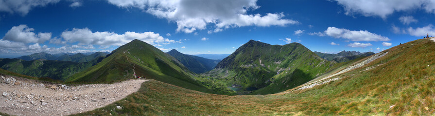 Fototapeta premium Panorama z Kończystego Wierchy Tatry Zachodnie na Starorobociańskie Wierch, Jarząbczy Wierch i Raczkową Czubę