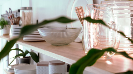 Estantes de madera para almacenamiento para una confortable, renovada y bien iluminada cocina de concepto abierto