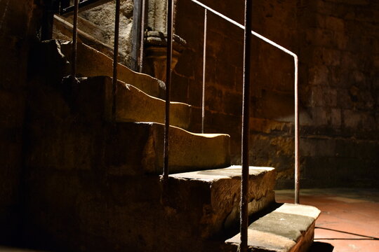 Treppe in einem alten Gew&ouml;lbekeller