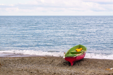 Obraz premium Rescue boat on the beach