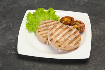Grilled tuna steak with kumato