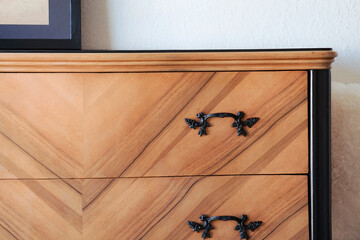 Primer plano a los cajones de madera de un lujoso y renovado mueble en un c&oacute;modo y confortable departamento bien iluminado