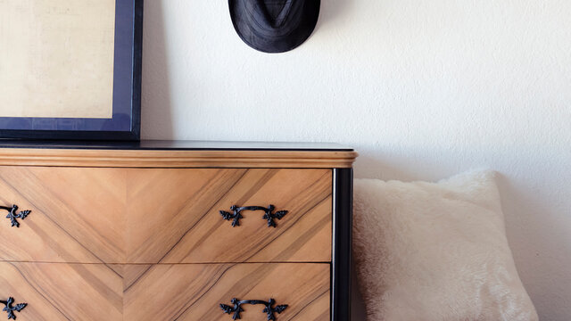 Primer plano a los cajones de madera de un lujoso y renovado mueble en un c&oacute;modo y confortable departamento bien iluminado