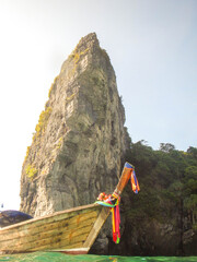Naklejka premium Boat in Ao nang bay, Thailand. High cliff, great rock