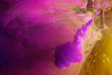 Obraz premium Close-up of purple ink in water on a black background.