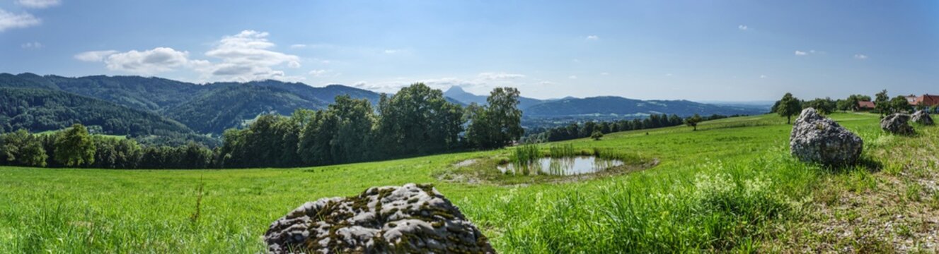 HDR Landschafts Panorama mit Bergen, blauer Himmel und Gebirgsz&uuml;gen 