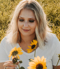 Naklejka premium sunflower woman