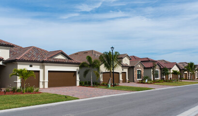 Fototapeta na wymiar New houses and property developments in a Florida golf community.