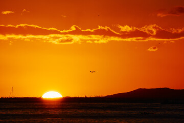 ハワイ・ワイキキビーチから見る日没
