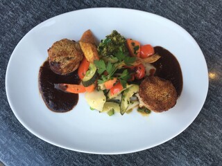 Organic lifestyle medallions im speckmantel mit Grillgemüse Schokoladen jus modern neu