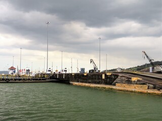 Fototapeta na wymiar tug boat inside the Panama Locks