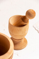 Pilon de moler construido en madera de diferentes tamaños y propósitos par al preparación de alimentos. Objeto de la cocina colombiana tradicional para moler el ajo