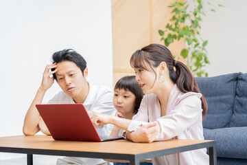 アジア人　仲良し親子　ポートレート