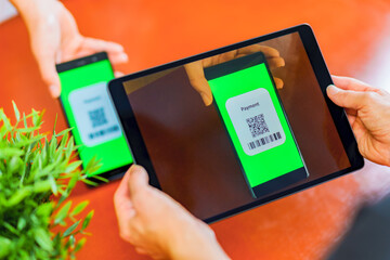 キャッシュレス決済でレジでQRコードを読み取る　【ウィズコロナのニューノーマル】 © show999