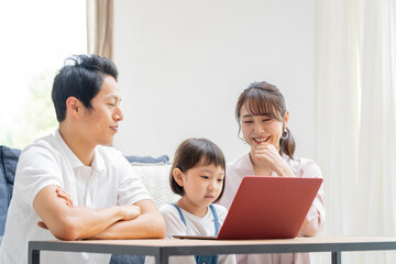 アジア人　仲良し親子　ポートレート