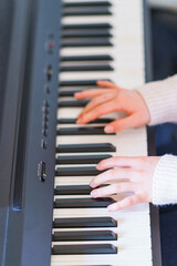 Fototapeta na wymiar 外出を控え自宅でピアノを弾いて過ごす女の子【ウィズコロナのニューノーマル】