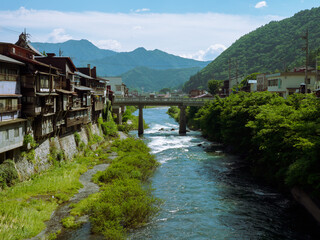 Fototapeta na wymiar 木曽川と木曽福島の街並み