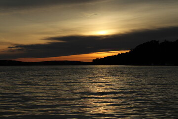 Naklejka premium still waters sunset