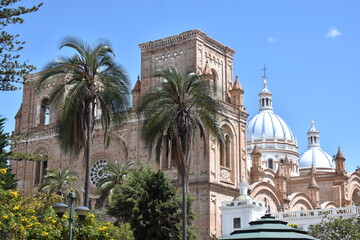 Fototapeta na wymiar Hermosas iglesias antiguas de la ciudad de Cuenca. (fotos sin editar)