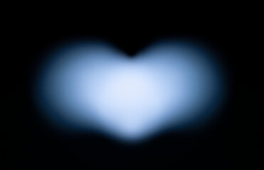 黒バックにほんのり浮かぶハートの光に見える背景　青色