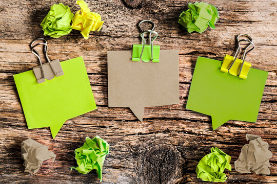 trois post-it vert et gris avec espace vide sur le th&egrave;me natue, &eacute;cologie et environnement 